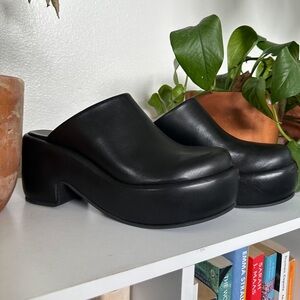 EVERLANE PUFFA CLOG IN BLACK